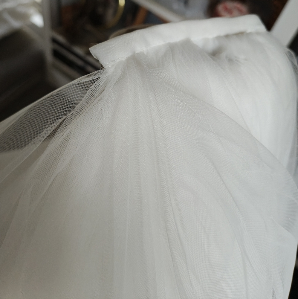 Elegant Off White Lace Veil With Blusher - Picture 4 of 10